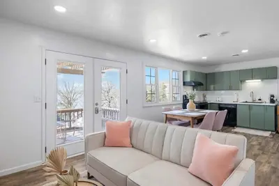 Image de Lakeside with View Stylish Bohemian Condo, Hot Tub