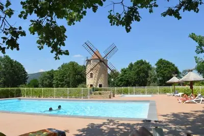 Image de studio proche du village et de la rivière