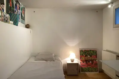 Image de 3 chambres en maison avec jardin