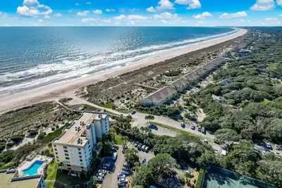 Image de Newly Renovated & New To The Market: Modern, Oceanfront One Bedroom Condo. C-120