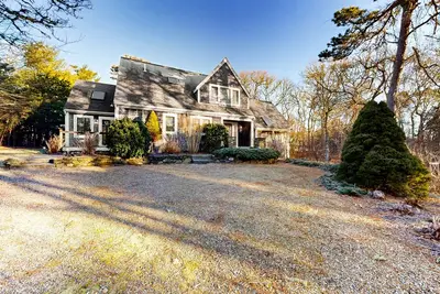 Image de Multi-level home near ocean with game room, deck, grill, study, streaming, W/D