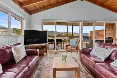 Image de Coastal Gem - pool table + views