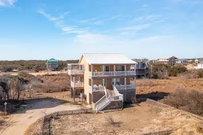 Image de Relax among the dunes and see wild horses from the porch at Shifting Sands!