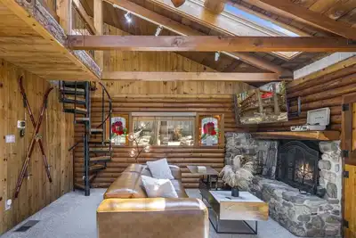 Image de Log cabin with hot tub and sauna