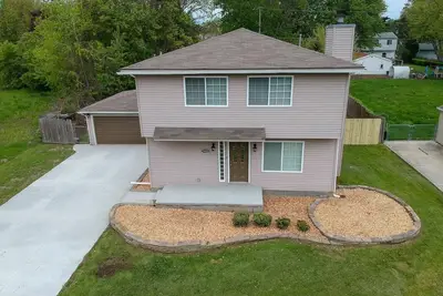 Image de Beautiful 5 Bedroom Home, Huge Gathering Yard, Hotel style Master Bedroom, Perfect!