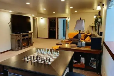 Image de Cda Place - Private 2br 1ba 1, 300 Sf Bsmt Suite
