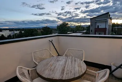 Image de Modern, bright 2 bedroom house w\/ an extra office, roof deck and mountain views