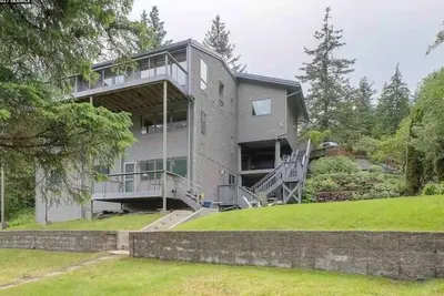 Image de Two-bedroom apartment next to popular Sandy Beach trail