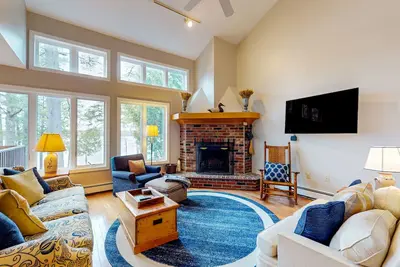 Image de Lakefront condo with on-site pool, dock, swimming, firepit, & tennis
