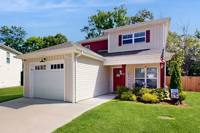 Image de Two-story home with private yard, patio, firepit, grill, & W/D