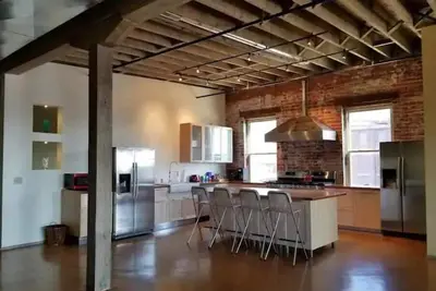 Image de 4, 500 sq. ft. Loft Space w/ a private roof top patio w/ a fantastic view.