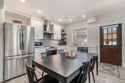 Image de Brand new 2 Bed/ 2 Bath Luxury Condo at the Dala House