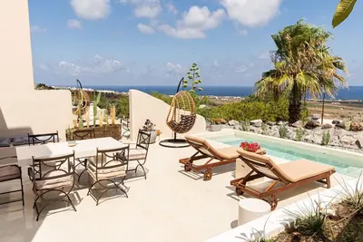 Image de Luxury Santorini Villa | 3 Bedroom Villa | Private Jetted Pool with Sea & Sunset Views | Finikia