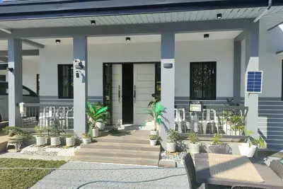 Image de New white and gray Big house located in a nice quiet community.