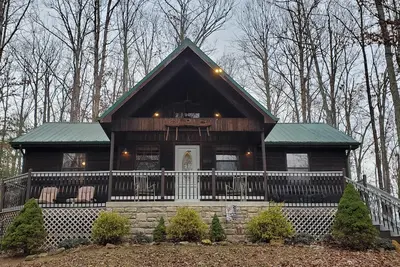 Image de Gorgeous Luxury Chalet. Huge See-Thru Stone Fireplace. Private, Hot Tub, Wi-Fi.