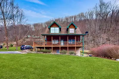 Image de Serene mountain view home with wraparound deck, washer/dryer, & Ac