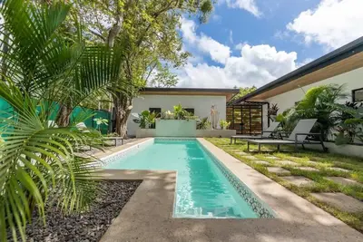 Image de Villa Serenity 6 bedroom - 1 minute to the beach