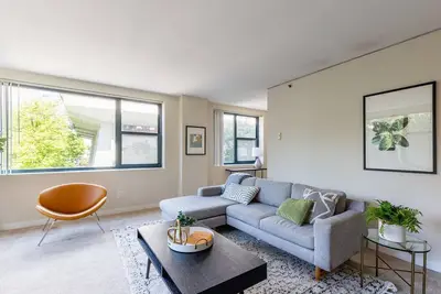 Image de Luxe Old Town 2br w/ Rooftop Deck & Gym, nr Green Space, by Blueground