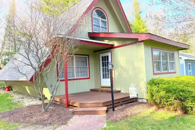 Image de Renovated Cottage- Lakeside Amenities -Strong Wifi-W/D- Fire Pit- Grills