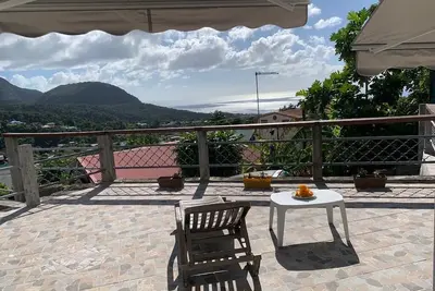 Image de La Terrasse du HouelmontBas de villa face à la montagne et avec vue sur la mer