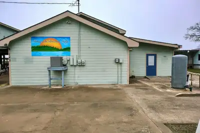 Image de Matagorda Riverside Lodge. Perfect for large groups, minutes from the beach!