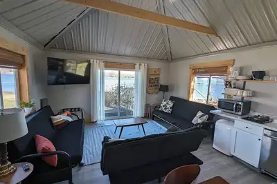 Image de Tiny House #1 - Lakefront, Spacious, & Modern \"Tiny Home\" with 2 bdrms & 1 bath