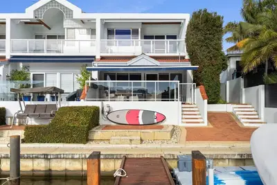 Image de This house is a 3 bedroom(s), 3 bathrooms, located in Halls Head, Wa.