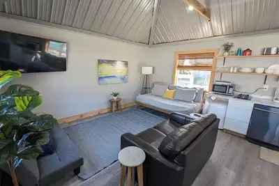 Image de Tiny House #2 - Spacious & Modern \"Tiny Home\" with 2 bdrms - Lakefront Property!