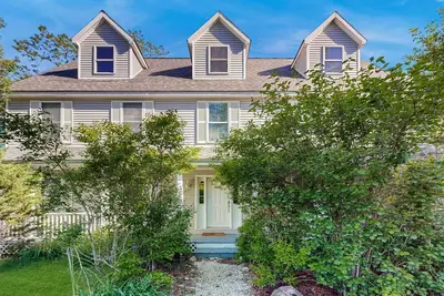 Image de 2-story home with pool table, foosball table, beach gear, bikes, grill, deck, Ac