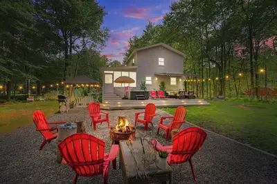 Image de Walk to Lake & Pool! Hot Tub, Air Hockey, Pool Table, Boat Rental, Bbq, Fire Pit