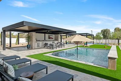 Image de Large entertainment 4-bedroom home in Surprise - Pickleball Court, Pool, Bocce