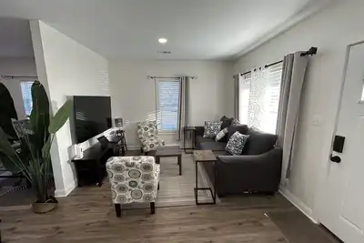 Image de New Nice and Comfy Like Home!
