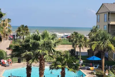 Image de Welcome to the Victorian, Dig your toes in the sand or enjoy a dip in the pool!