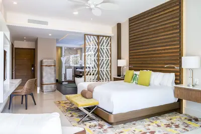 Image de ✩SwimUp✩OceanView✩588 sqft✩Near Airport & Downtown Cancun✩