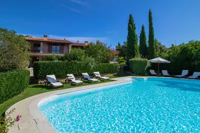 Image de Joli appartement dans une maison de vacances avec Wifi, piscine privée, bain à remous, Tv, patio