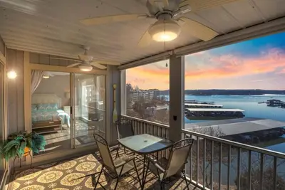 Image de Lakeside Paradise - Waterfront, Pools, & Pickleball!