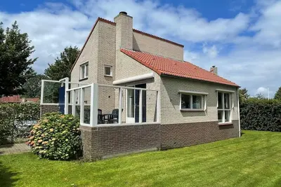 Image de Modern holiday home with large garden overlooking the beach at Langweerder Wielen