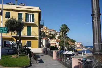 Image de Newly renovated old apartment with all comforts, directly by the sea