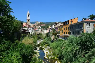 Image de Newly renovated old apartment with balcony, high quality furnishings in stately