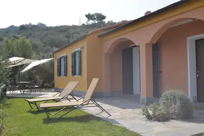 Image de Detached vacation home with pool and garden in panoramic position