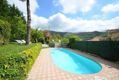 Image de lovely estate with pool and large fenced garden