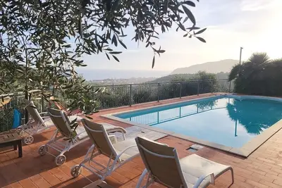 Designer apartment with garden and private pool in a panoramic location
