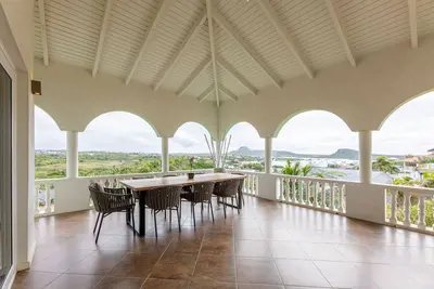 Image de This villa is a 9 bedroom(s), 9 bathrooms, located in Willemstad, Curaçao.