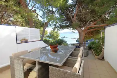 Maison bord de mer à Llançà avec accès direct à la plage, terrasses et parking.