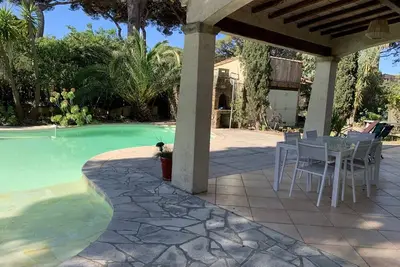Image de Villa à Hyères avec piscine, climatisation et Wi-Fi, à 5 min de la plage