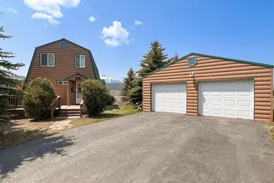 Image de Dog Friendly! Mountain Lake Lodg, 3Br/3Ba, Firepit, Bbq, LakeView, 30m to Ynp, Bunkhouse