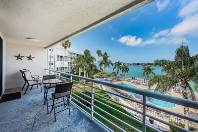 Image de Bahia Vista 'Paradise Lost & Found'