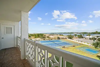 Image de New! Beach Service | Bay Views, Steps to Beach | Free Activities | El Matador 541–Bay Breeze