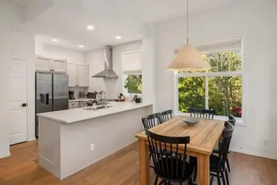 Image de Unit 1 One Central · Spacious Newly Remodeled Executive Home - Unit 1