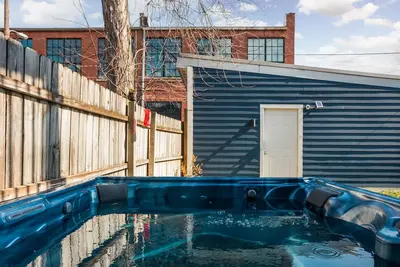 Image de Hot Tub Getaway | Sleeps 8 | Indy